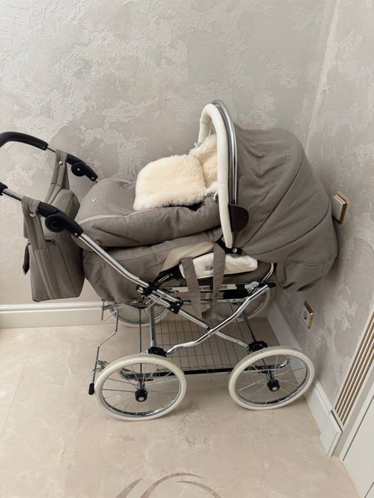 Дитяча коляска класичного типу