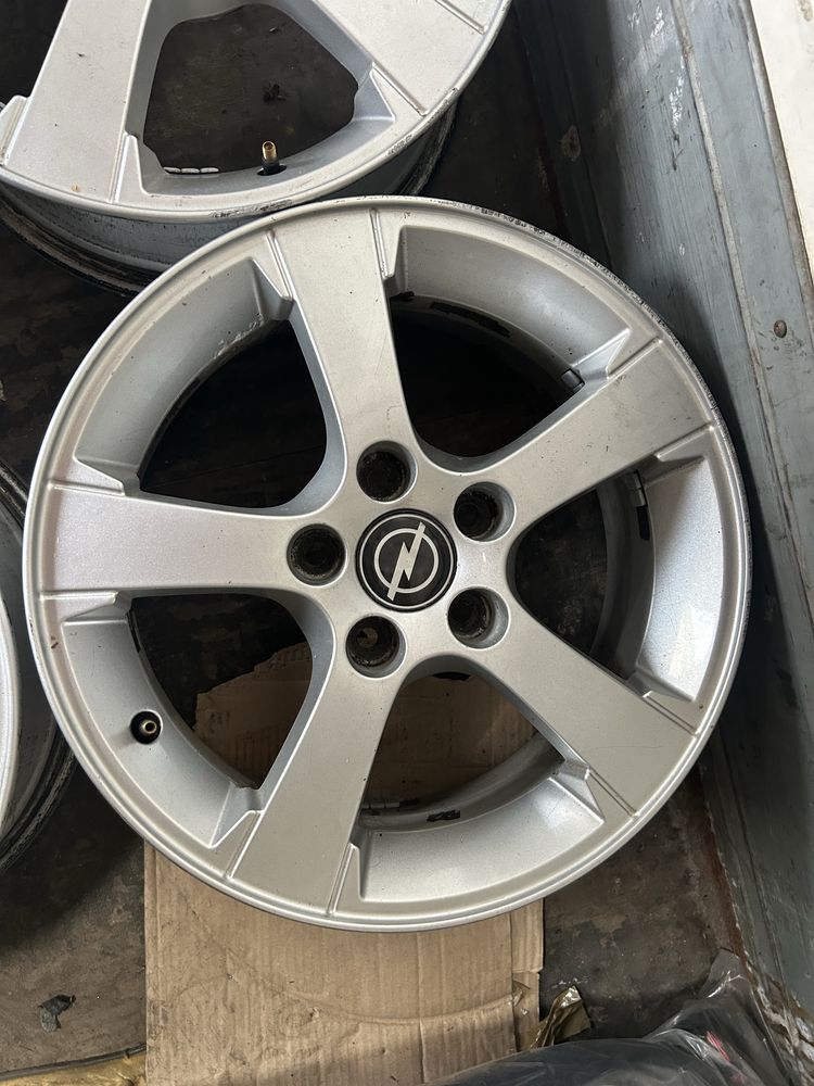 Alu felgi kola opony 205/55r16 16 cali 5x110 65.1 et41 komplet OPEL