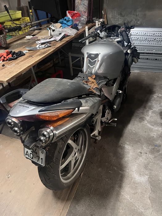 Honda VFR 800 acidentada