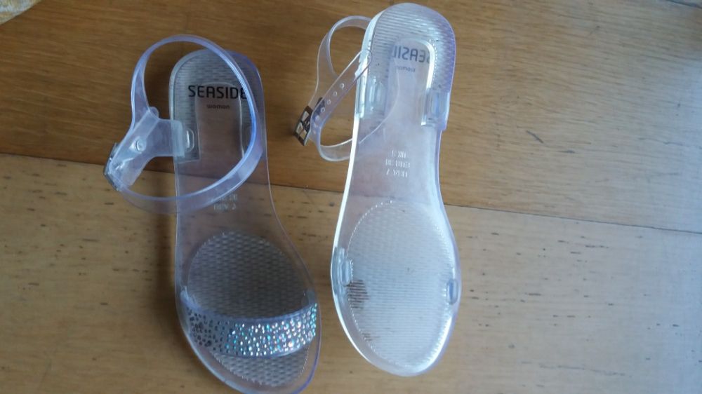 Sabrinas e sandálias. 38