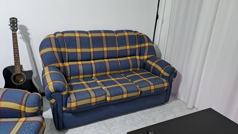 3 Sofás em tecido como novos