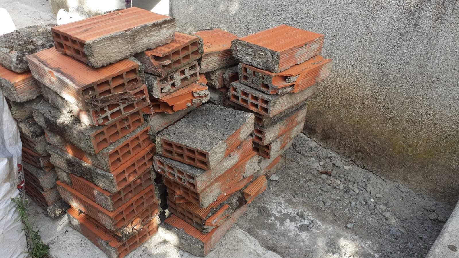 Tijolos usados em muro