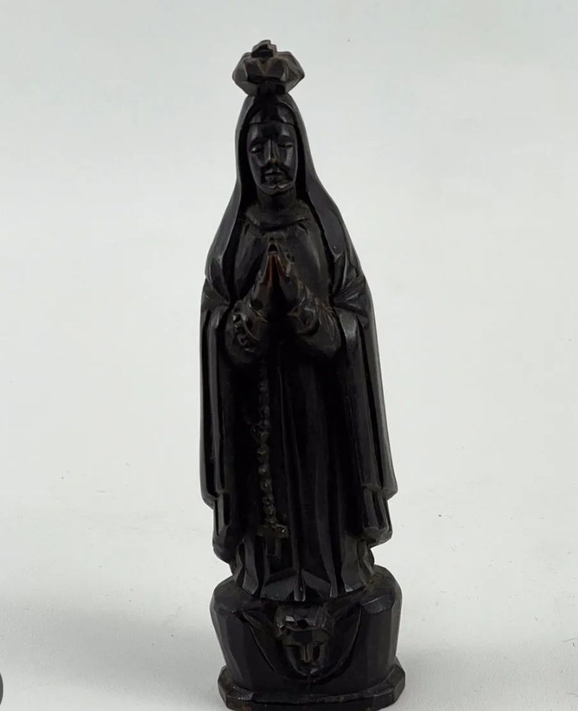 Imagem de Nossa Senhora em madeira preta muito antiga datada de 1967.