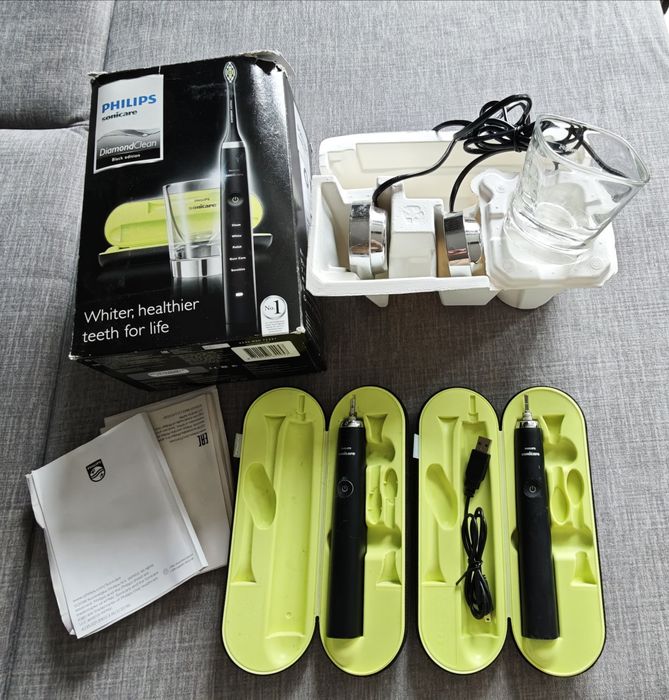 2x Philips Sonicare uszkodzone 2x etui 2x ladowarka i szklanka. Pudlo