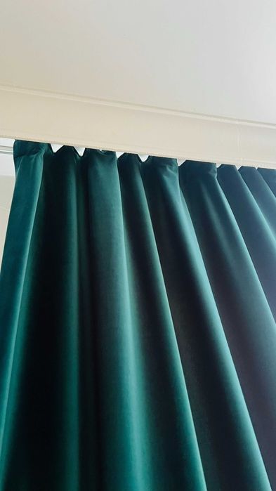 Zasłony welurowe butelkowa zieleń na taśmie z haczykami, 2 sztuki