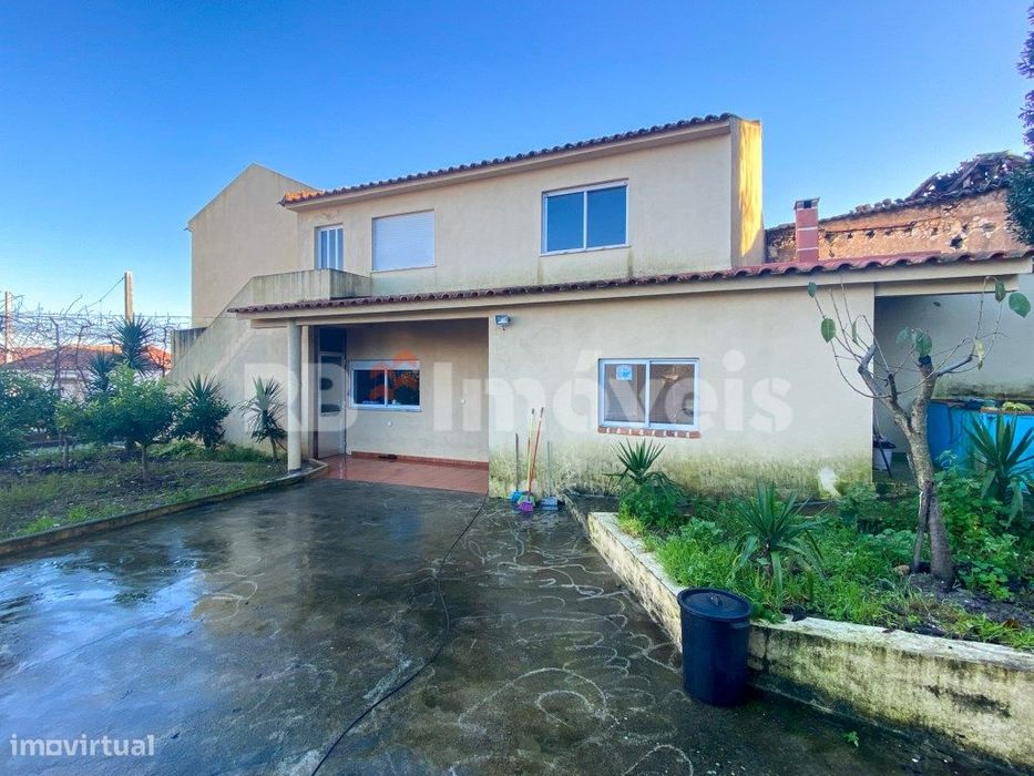 Quintinha com moradia de traça rústica com sótão, com 1593 m2 de te...