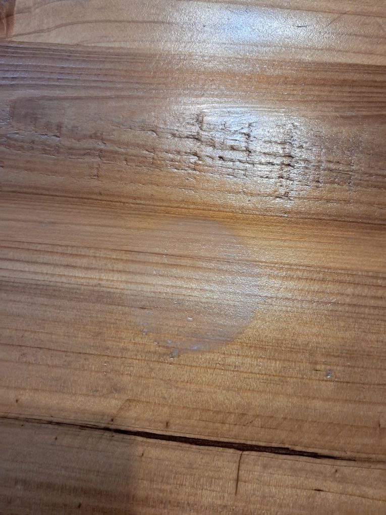 Stoliki kawowe . Deewniane blaty o nieregularnej powierzchni.