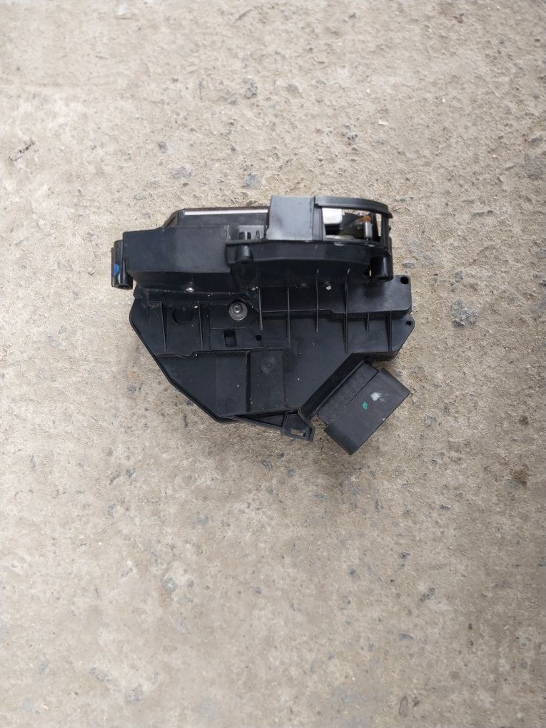 Замок дверей задніх Ford Fiesta mk7 08-12 8A6AA26413AE б/в
