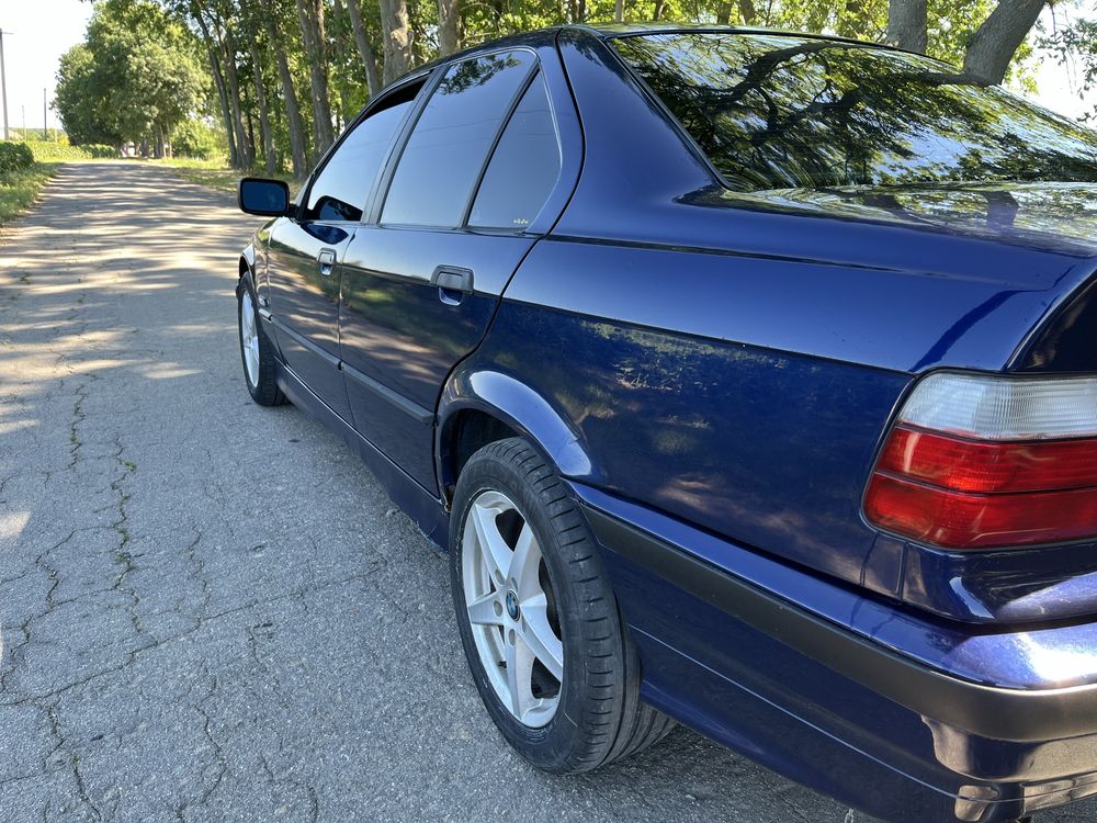 Автомобіль BMW 318i e36