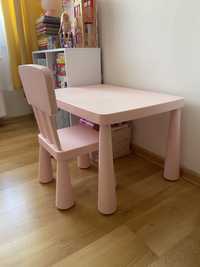 Różowy stolik Mammut Ikea z krzesłem