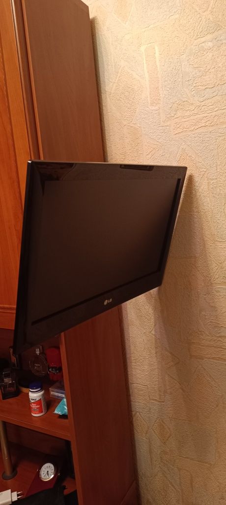 Телевизор Lg 22le3300 с кранштейном