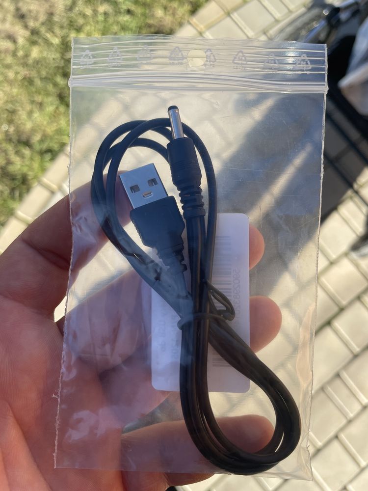 USB-кабель зі штекером DC 3,5 мм.