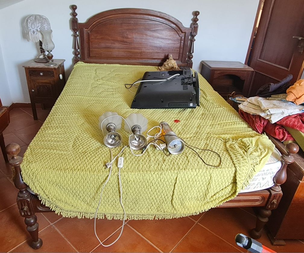 Várias mobílias de quarto em madeira maciça