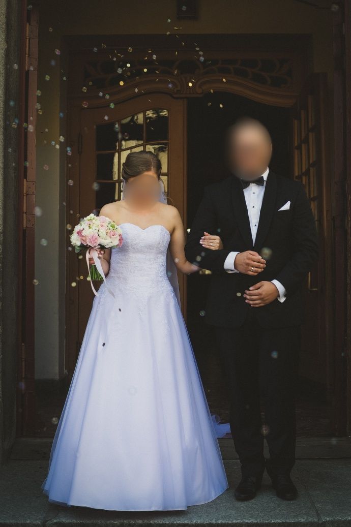 Klasyczna, ponadczasowa prosta suknia ślubna zdobiona koronką r. 38/40