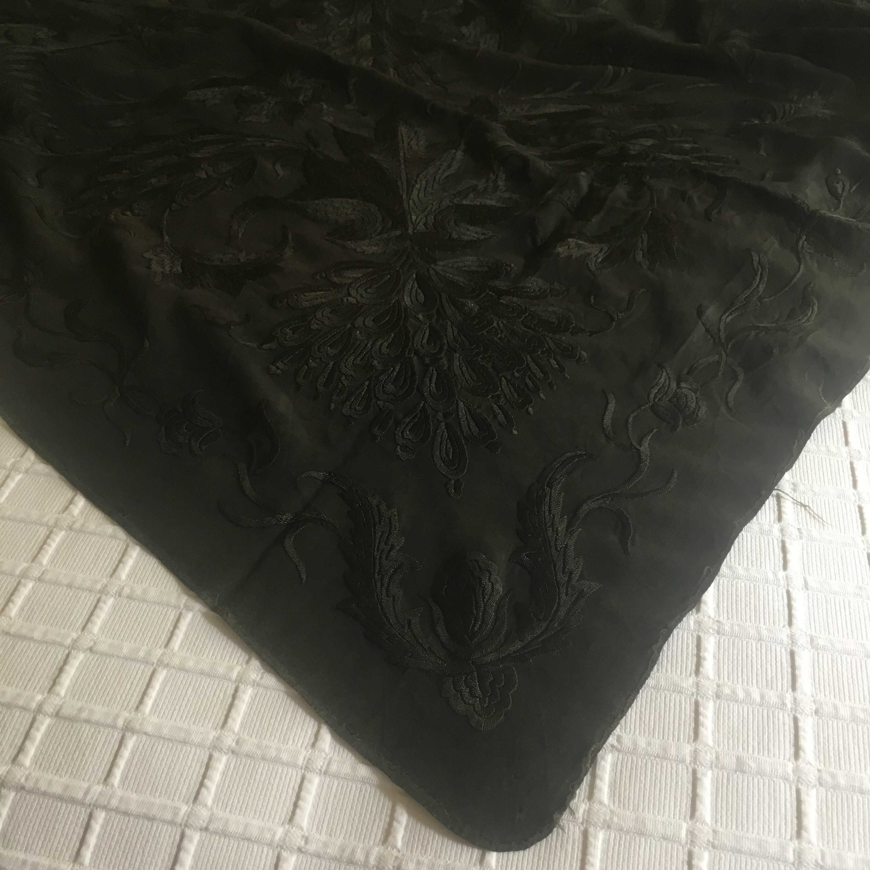Xaile / lenço seda natural bordado à mão muito antigo