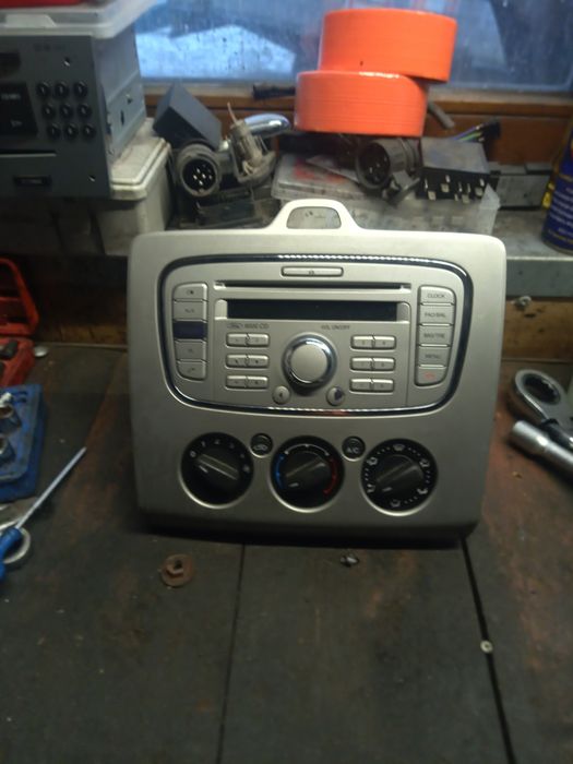 Ford Focus MK2 lift radio panel