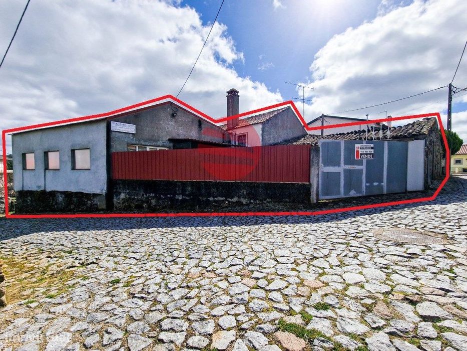 Moradia C/ Adega E Armazém