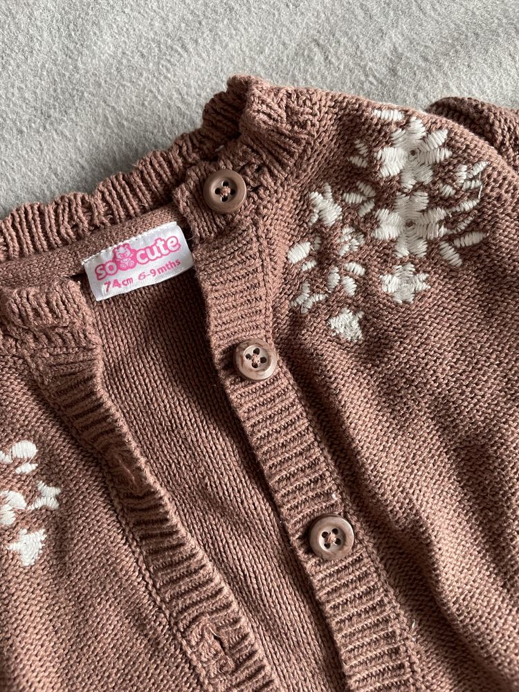 Piekny brazowy sweter dla niemowlaka