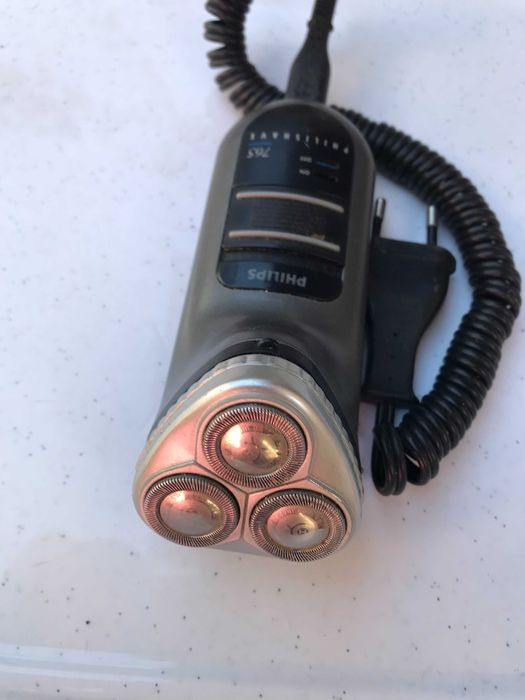 Электробритва Филипс на три ножа