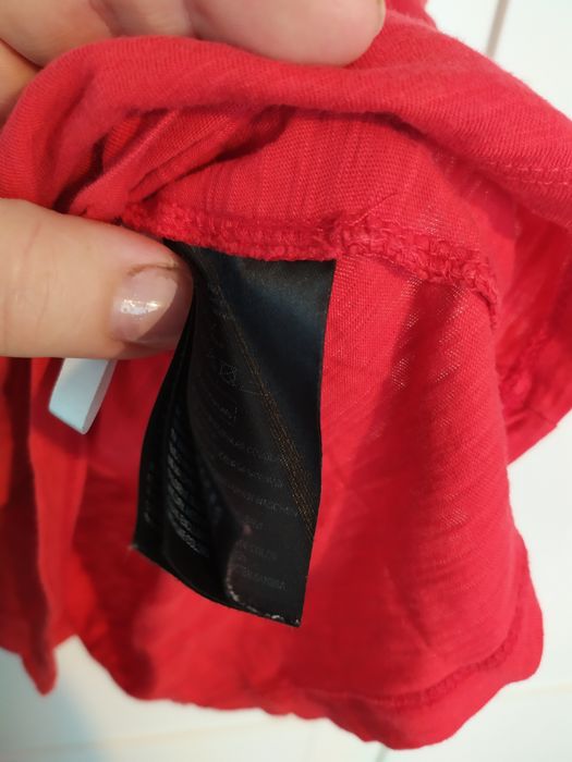 H&M czerwona koszulka z haftem 134/140