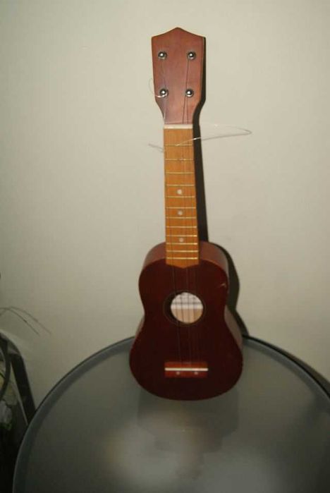Ukulele C. Giant