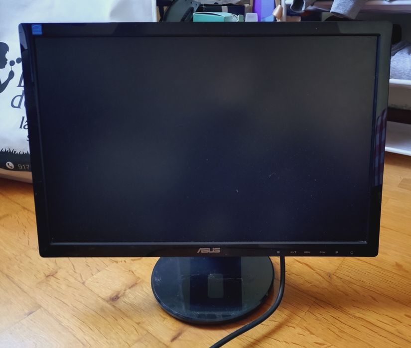 Monitor Asus 19" VE198S. LED, 1440x900. Cabo apenas para tomada.
