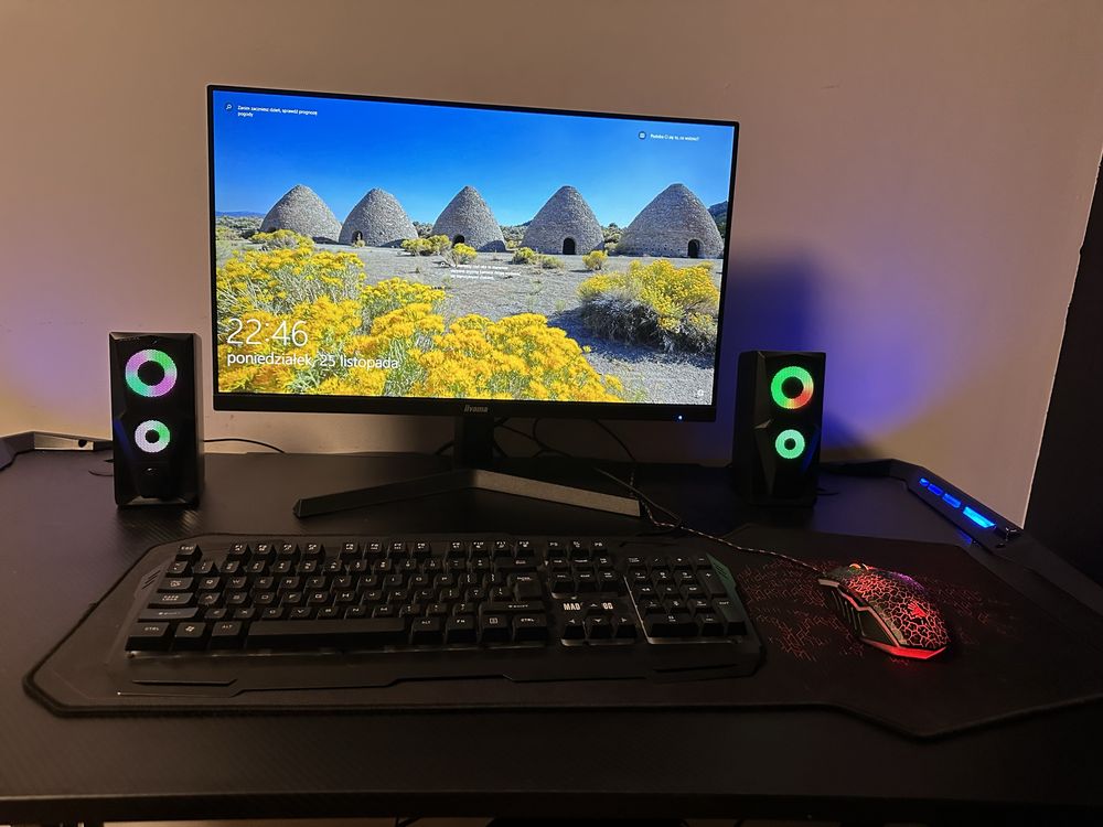 Komputer z monitorem i calym stanowiskiem