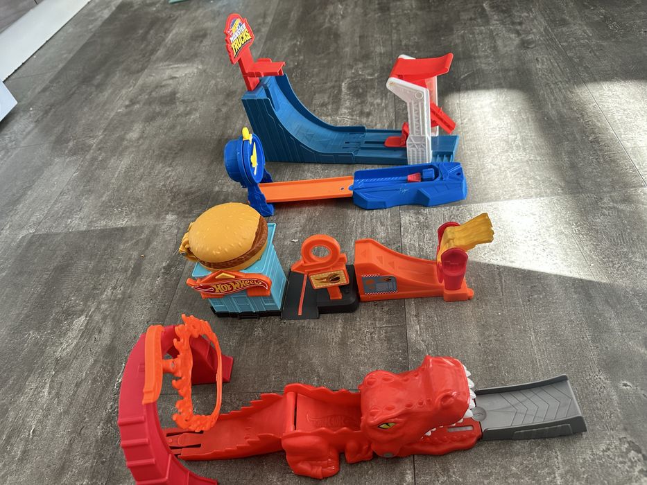 Cztery male zestawy hot wheels