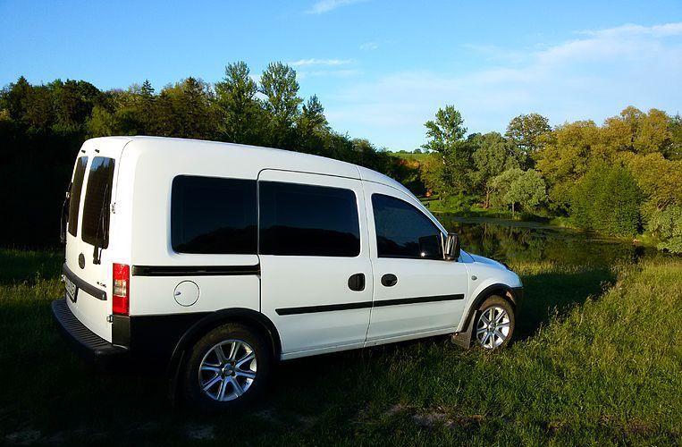 Лобовое стекло на Opel Combo