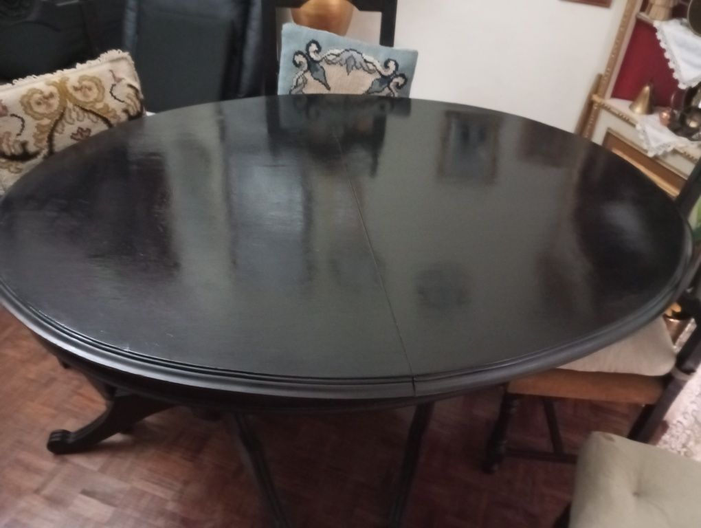 Móvel de sala, mesa e cadeiras