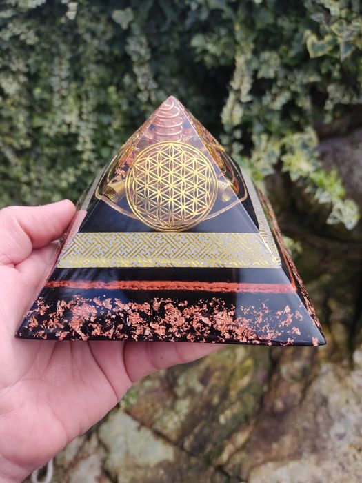 Pirâmide Orgonite