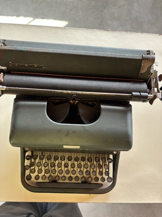 Maquina de escrever com mais de 100 anos