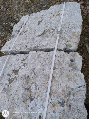 Bryły granitowe z minerałami
