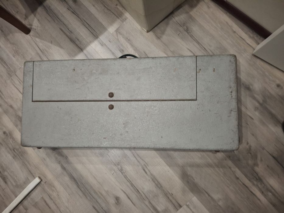 Órgão antigo portátil em caixa de madeira