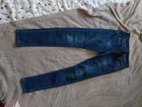 Ciemne jeansy rurki