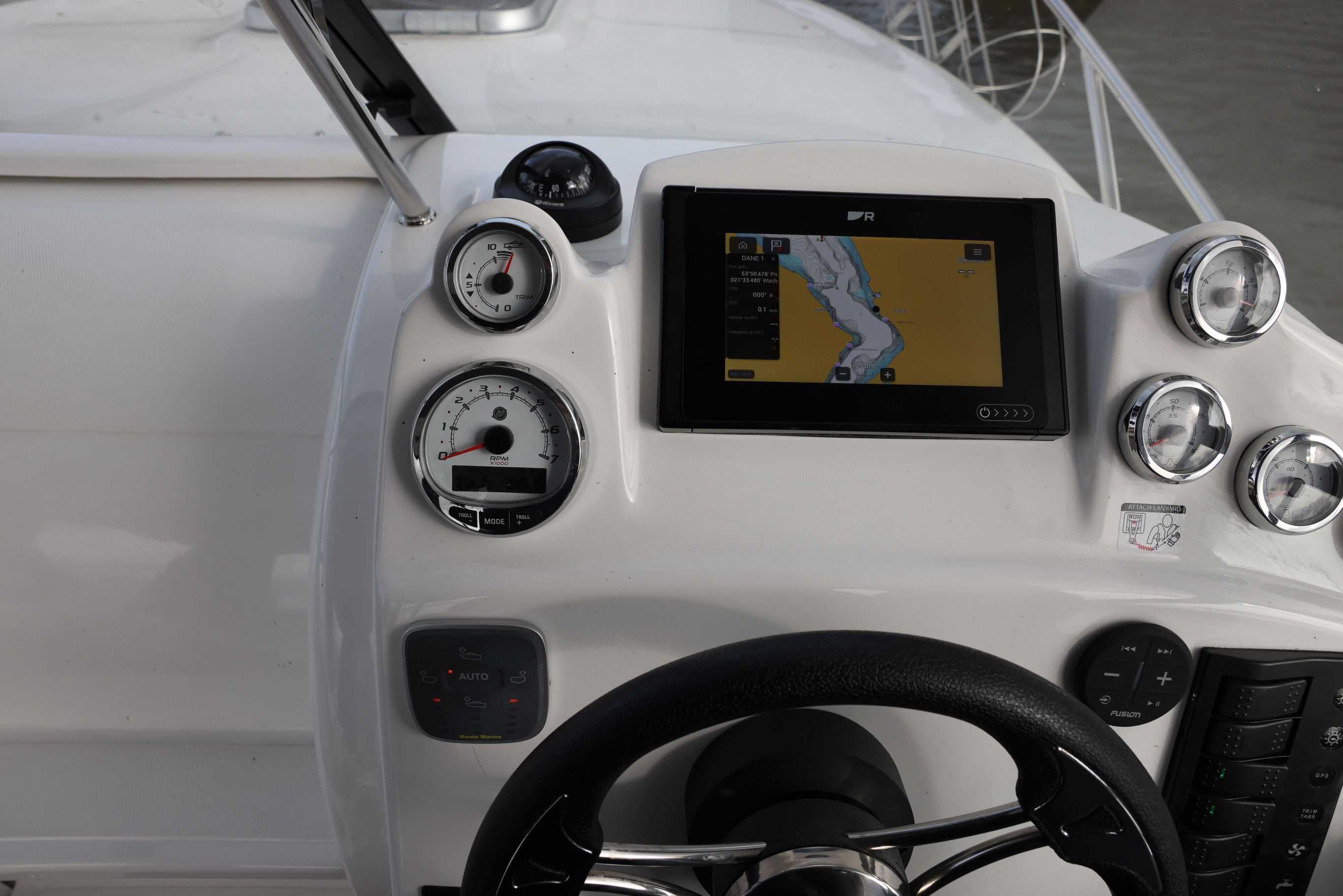 Jacht Motorowy Coral 750 HT w idealnym stanie