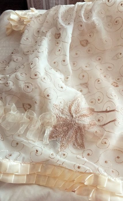 Красивое платье из капрона с вышивкой