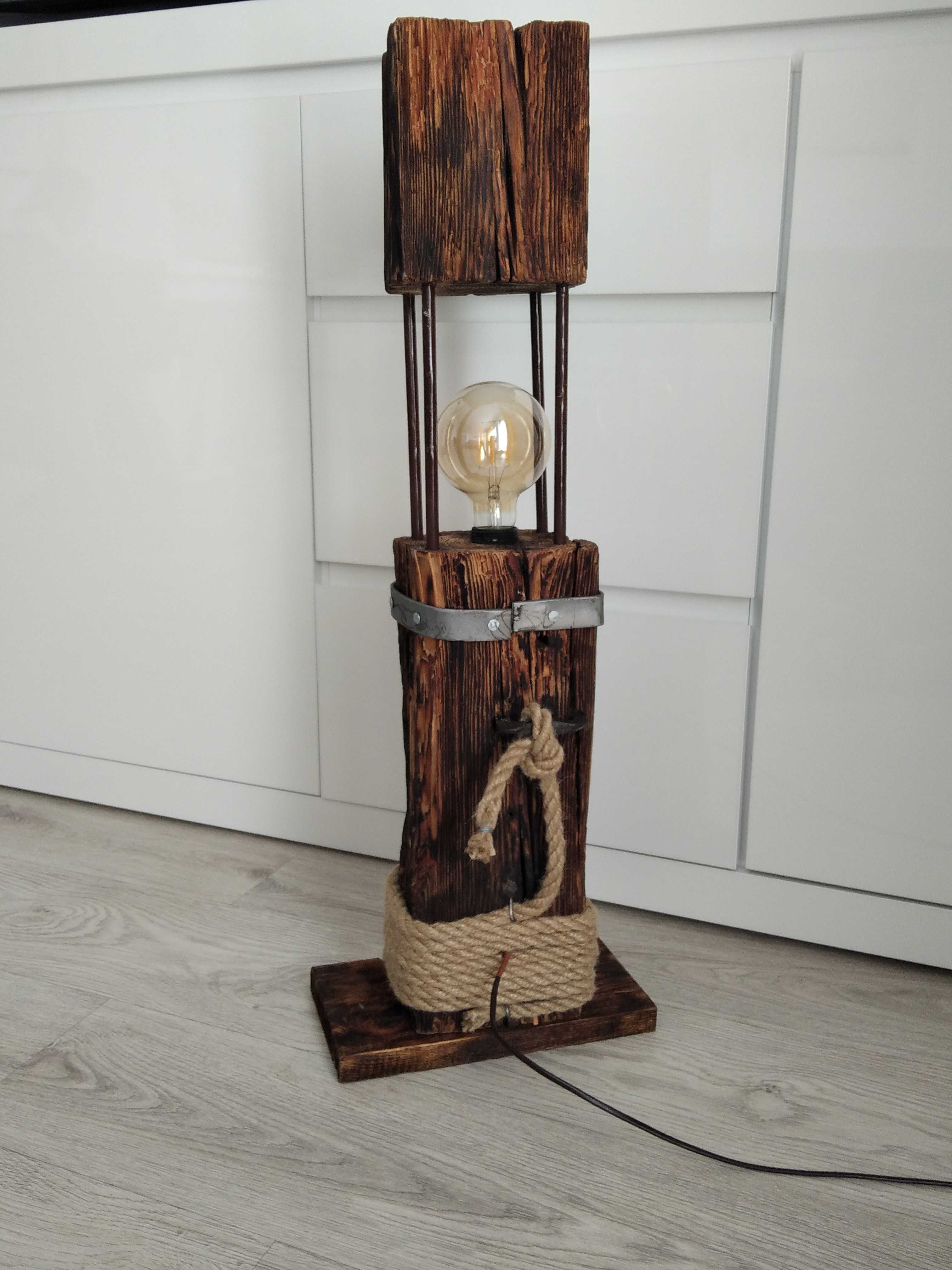 Lampa ze starego drewna