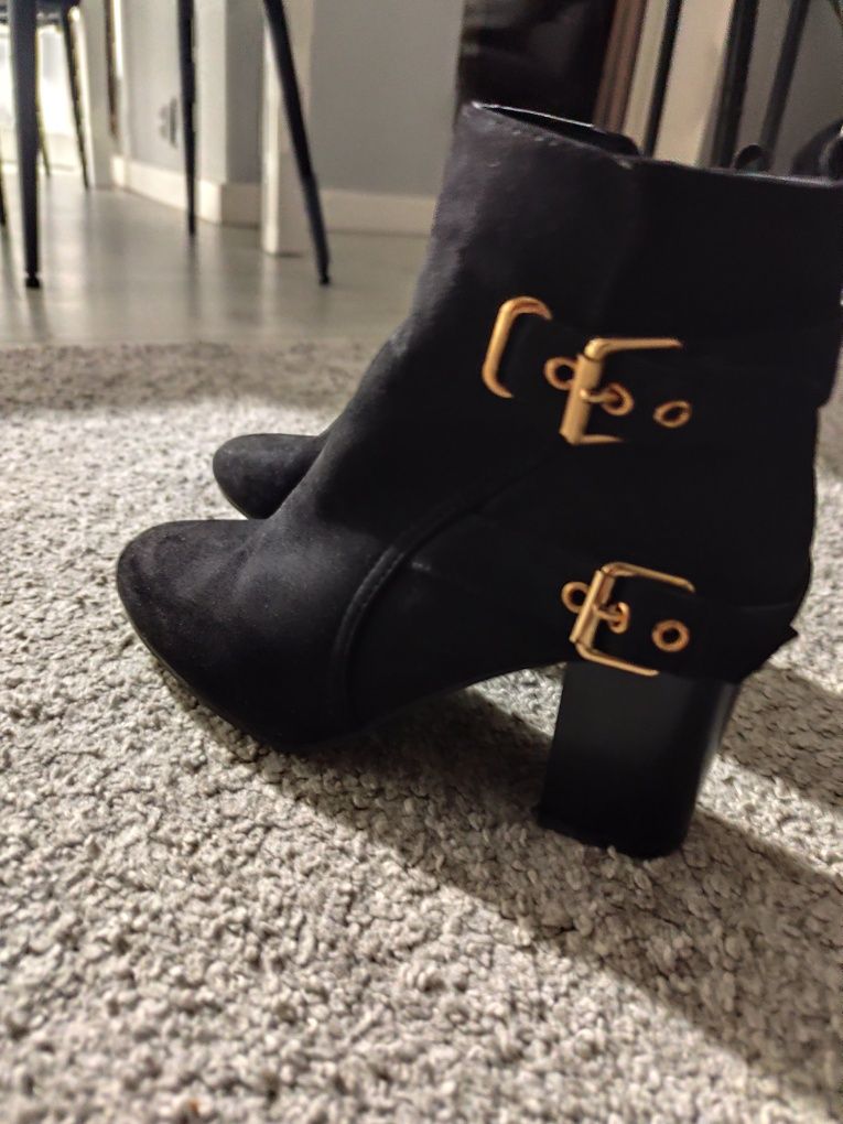 Czarne buty na grubym obcasie, botki