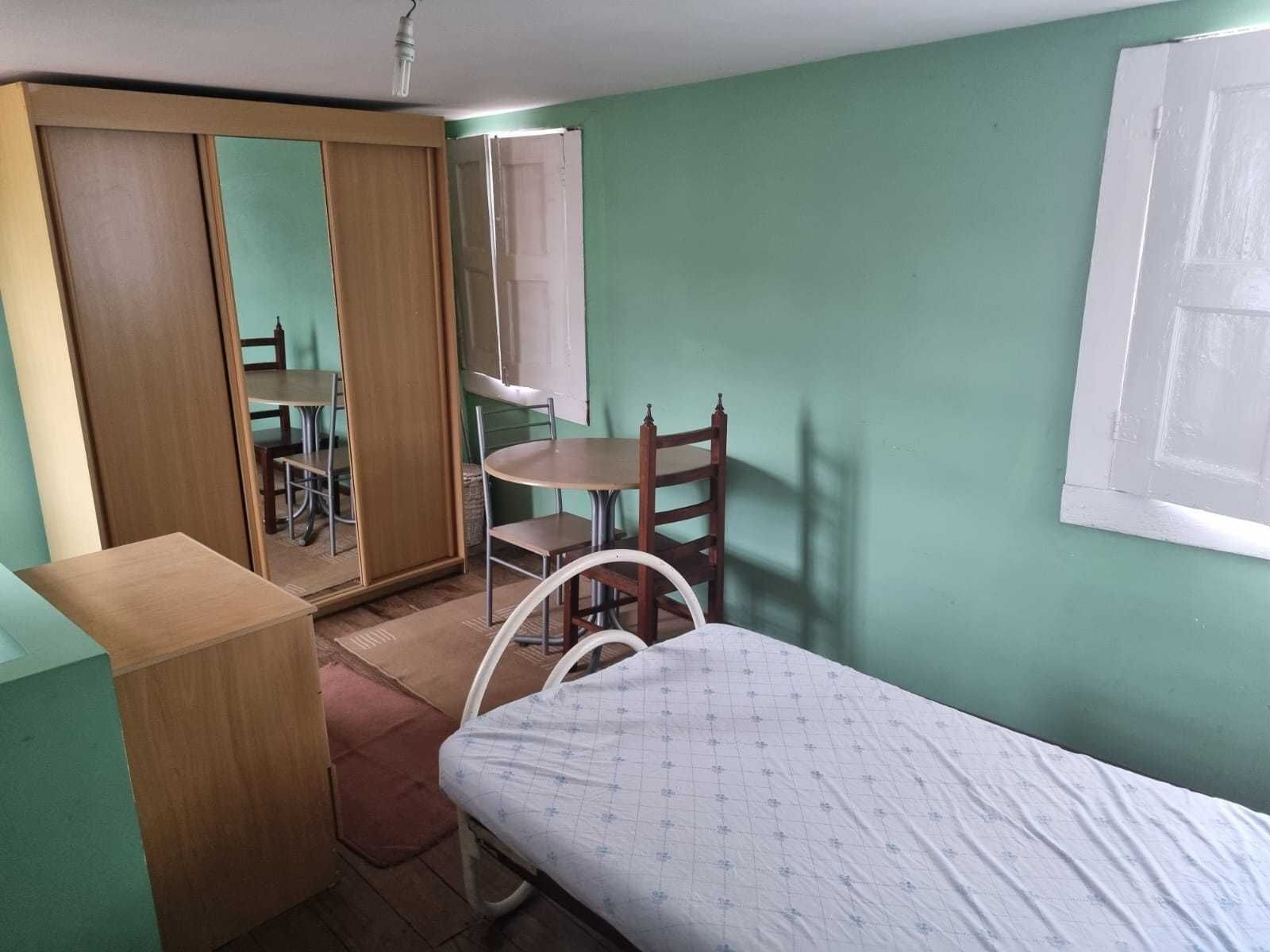 Arrenda-se quarto na baixa