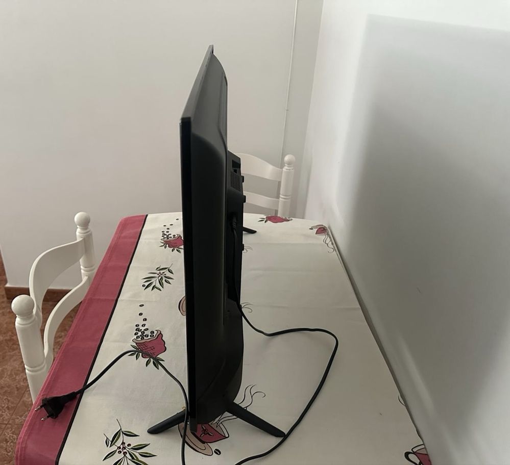 Tv e acessorio de fixação na parede - Novo