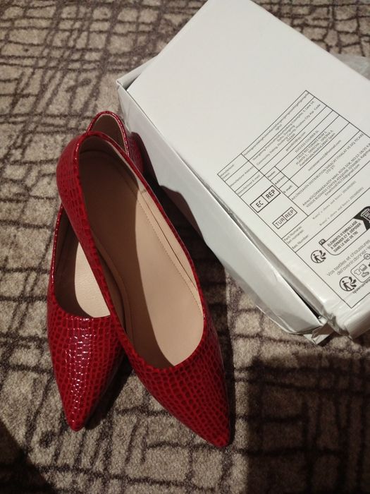 Продаються туфлі