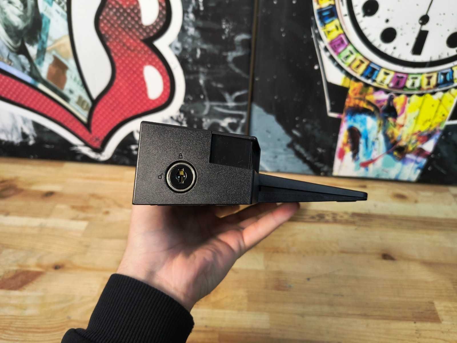 Док станція Lenovo Ultra Dock 40A1 - є кількість