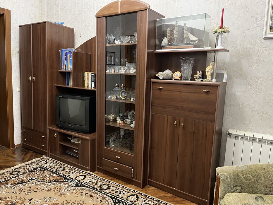 Продам стенку ( горка) в гостинную состояние 9/10