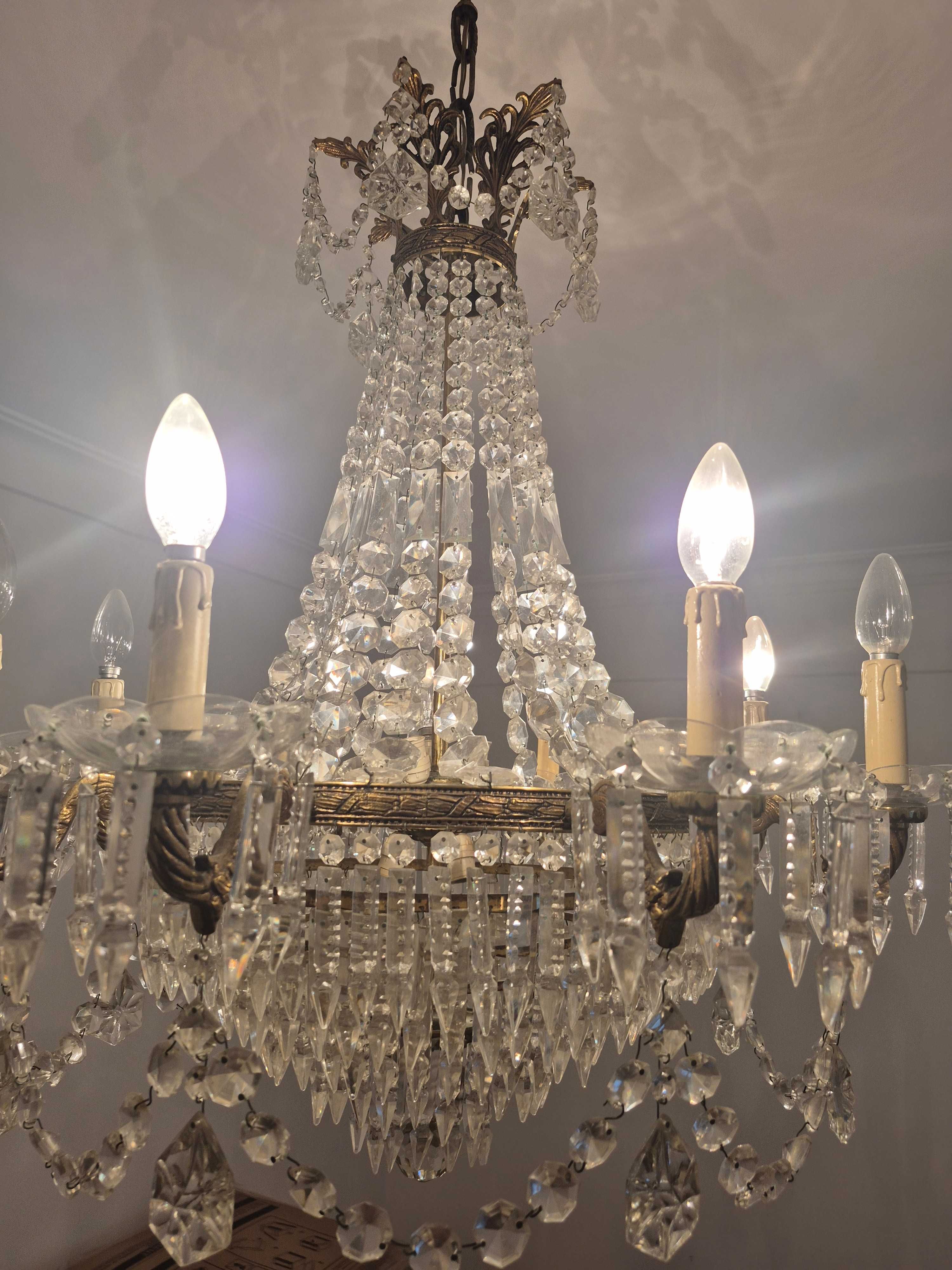 Lustre Clássico com Detalhes Dourados
