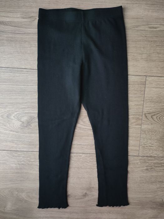 Czarne prążkowane legginsy 128