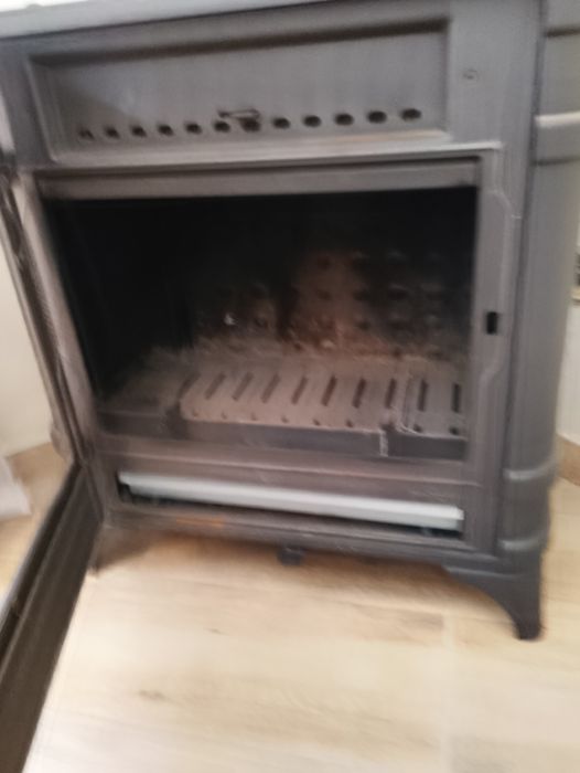 Invicta Siam 12kw salamandra a lenha/log burner €350
Good co