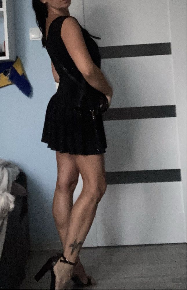 Czarna sukienka krótka
