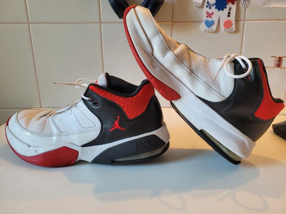 Nike Air Jordan Max Aura 3 White Fire Red