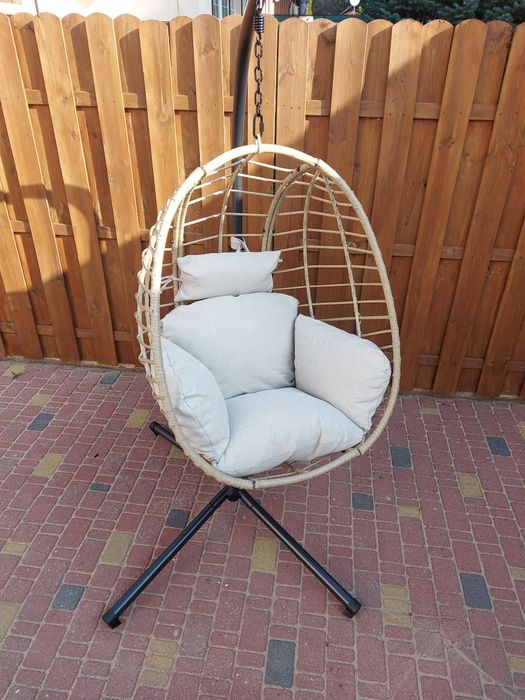 Fotel wiszący na stalowej podstawie z poduszką.